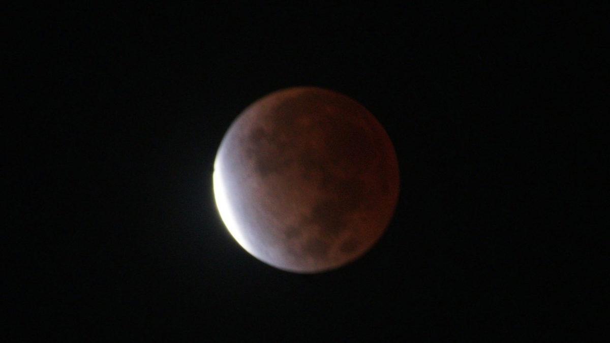 Son 580 Yılın En Büyük Ay Tutulması Başladı: İşte Tutulmadan Büyüleyici Görüntüler [Video]