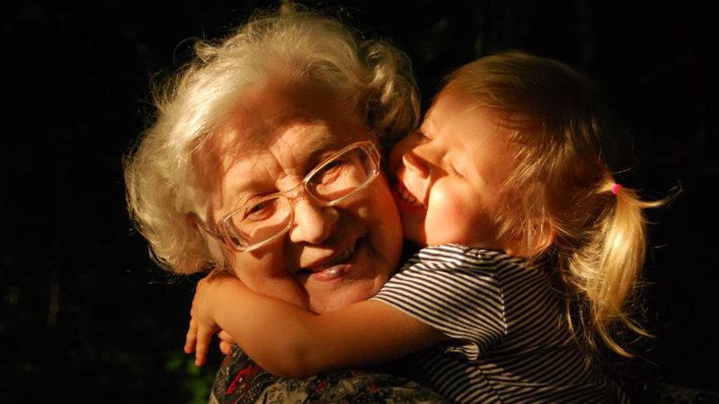 Yüzyılların Sorusu Cevaplandı: Büyükannelerimiz, Torunlarını mı Daha Çok Seviyor Çocuklarını mı?