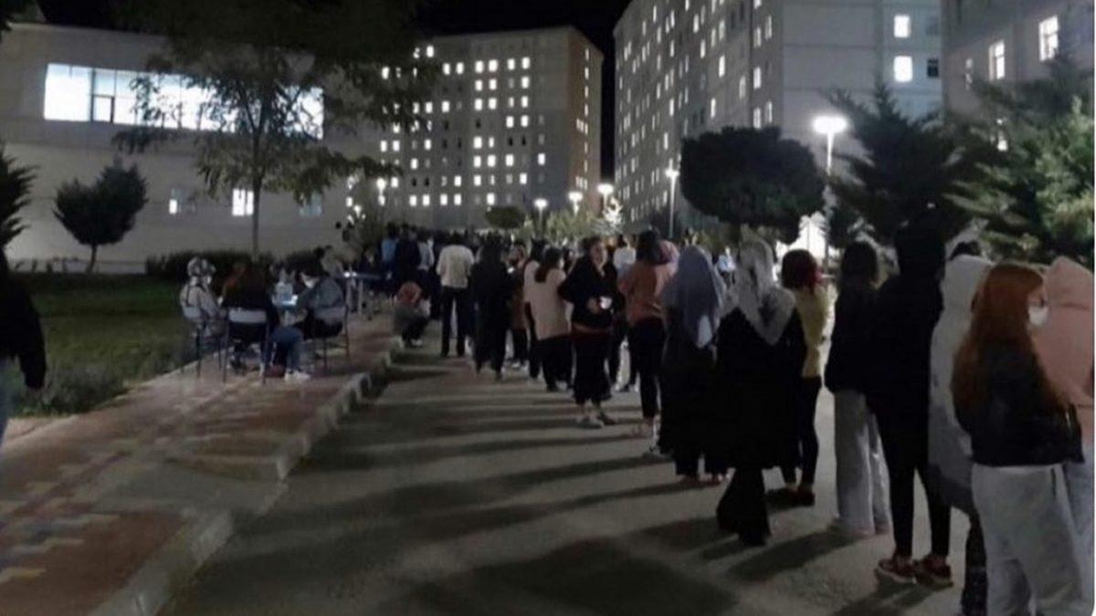 Öğrenciler Sosyal Medyada Paylaşıyor: KYK Yurtlarındaki Yemeklerden Çıktığı Söylenen İğrenç Şeylere İnanamayacaksınız