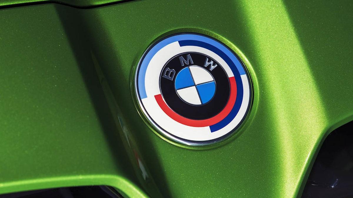 Geçmişe Götürdü: BMW, 50. Yıldönümünü Kutlayan M Serisi İçin Özel Bir ’BMW Logosu’ Tanıttı