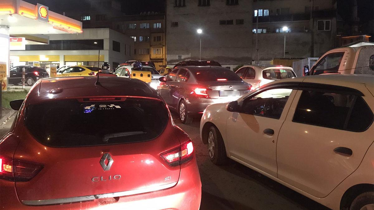 Akaryakıt İstasyonlarında Kilometrelerce Kuyruk Oluştu: İşte Sosyal Medyada Paylaşılan ’Zam Kuyruğu’ Görüntüleri