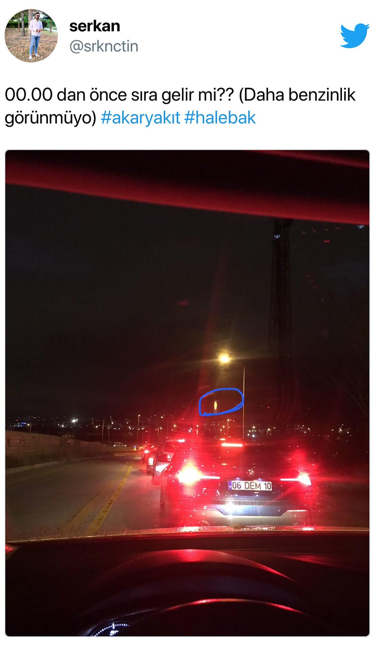 Akaryakıt İstasyonlarında Kilometrelerce Kuyruk Oluştu: İşte Sosyal Medyada Paylaşılan ’Zam Kuyruğu’ Görüntüleri