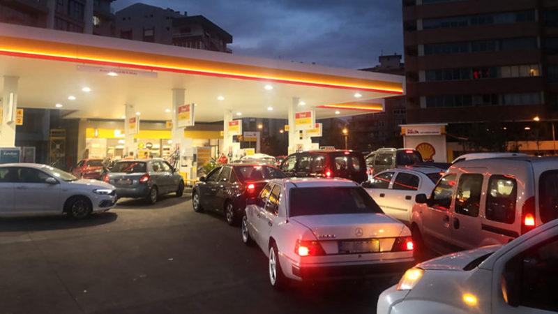Akaryakıt İstasyonlarında Kilometrelerce Kuyruk Oluştu: İşte Sosyal Medyada Paylaşılan ’Zam Kuyruğu’ Görüntüleri