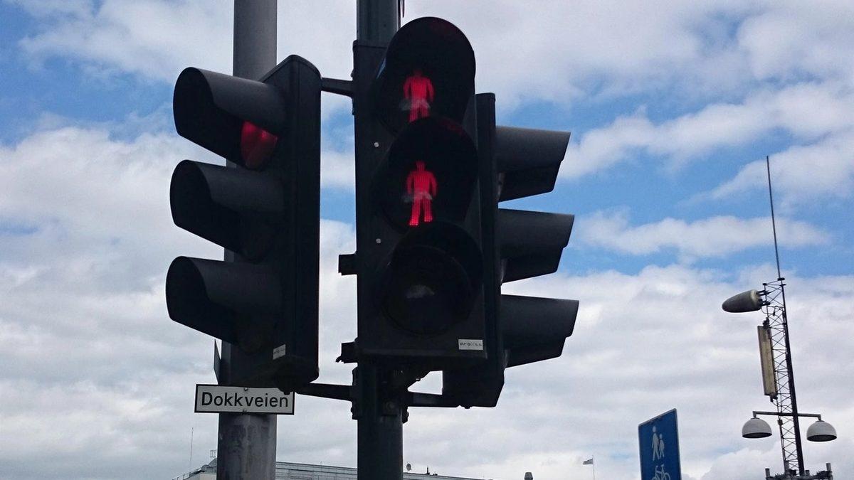 Bazı Ülkelerdeki Yaya Geçitlerinde 2 Tane Kırmızı Işık Bulunmasının İlginç Sebebi