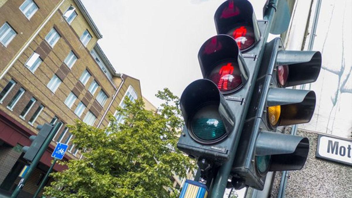Bazı Ülkelerdeki Yaya Geçitlerinde 2 Tane Kırmızı Işık Bulunmasının İlginç Sebebi