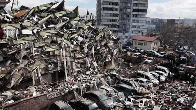 İngilizler, Depremde Yıkılan Binalar Hakkında İlk Tespitlerini Paylaştı: Nehirden Getirilen Taşlar Betonla Karıştırılmış