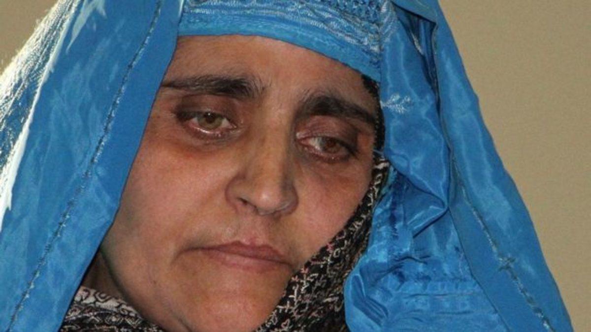 Afganistan’daki Trajedinin Sembolü Olan ’Afgan Kızı’ Şarbat Gula Taliban’dan Kaçıp İtalya’ya Sığındı