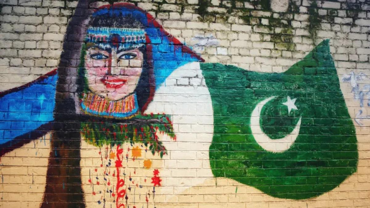 Bazı Bayraklarda Hilalin Farklı Yönlere Bakmasının 