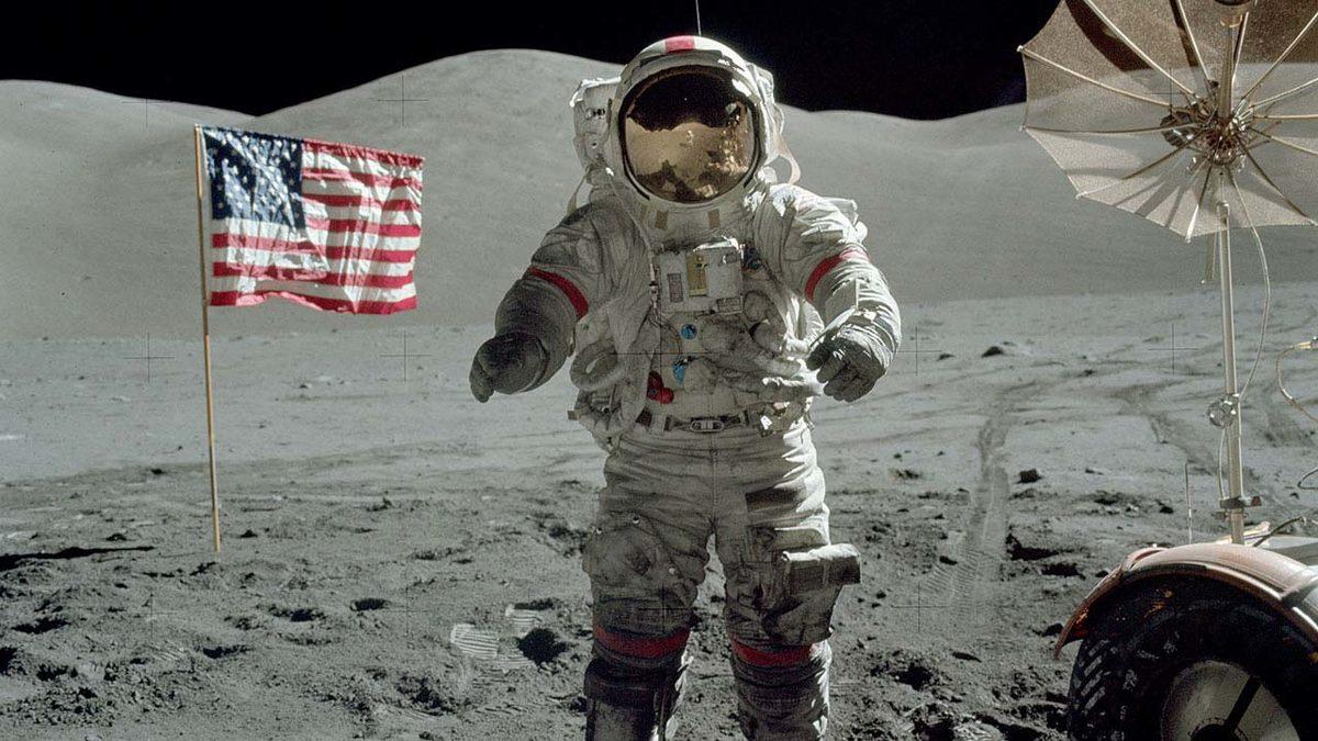 NASA, Ay’a Gidecek Astronotların Yeni Kıyafetini Tanıttı