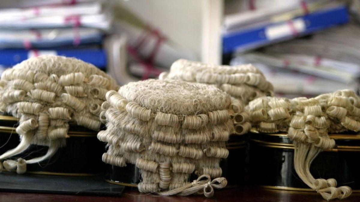 Bazı Batı Ülkelerindeki Mahkemelerde Neden Hâlâ Bu Komik Peruklardan Takılıyor?