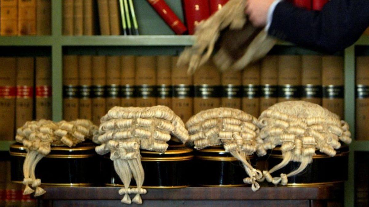 Bazı Batı Ülkelerindeki Mahkemelerde Neden Hâlâ Bu Komik Peruklardan Takılıyor?