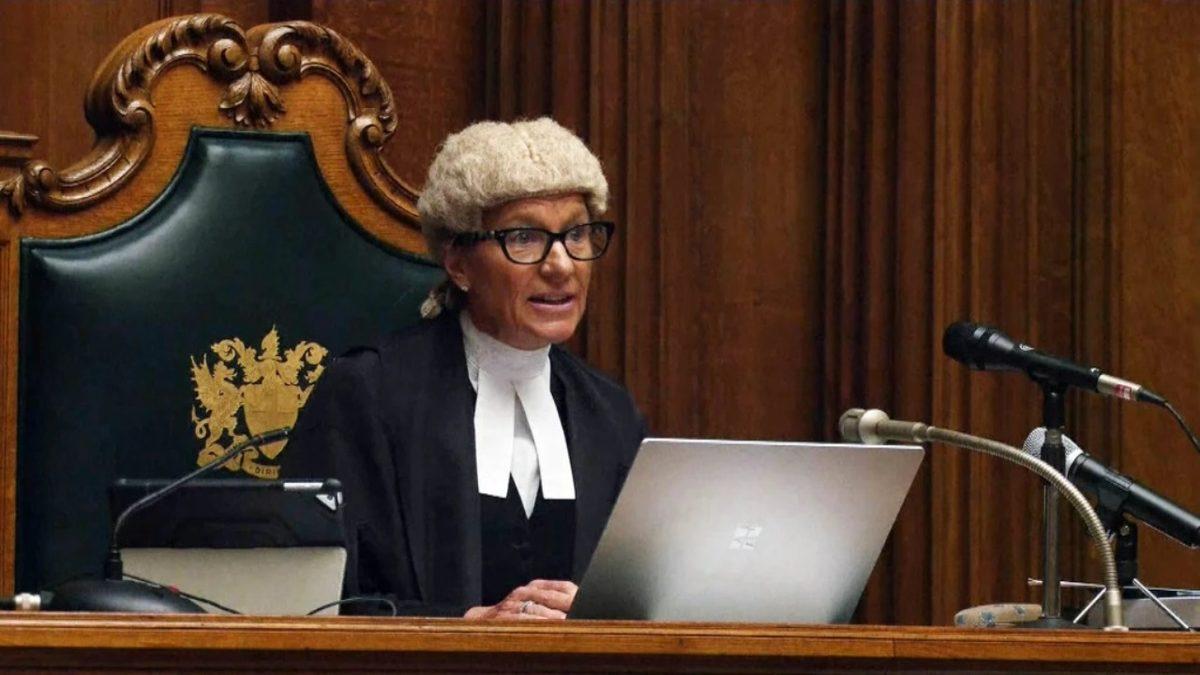 Bazı Batı Ülkelerindeki Mahkemelerde Neden Hâlâ Bu Komik Peruklardan Takılıyor?