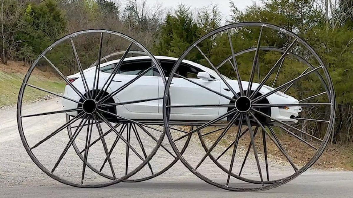 Bir YouTuber, Tam Üç Metrelik Tekerleklerin Yardımıyla Ters Gidebilen Tesla Model 3 Yaptı [Video]