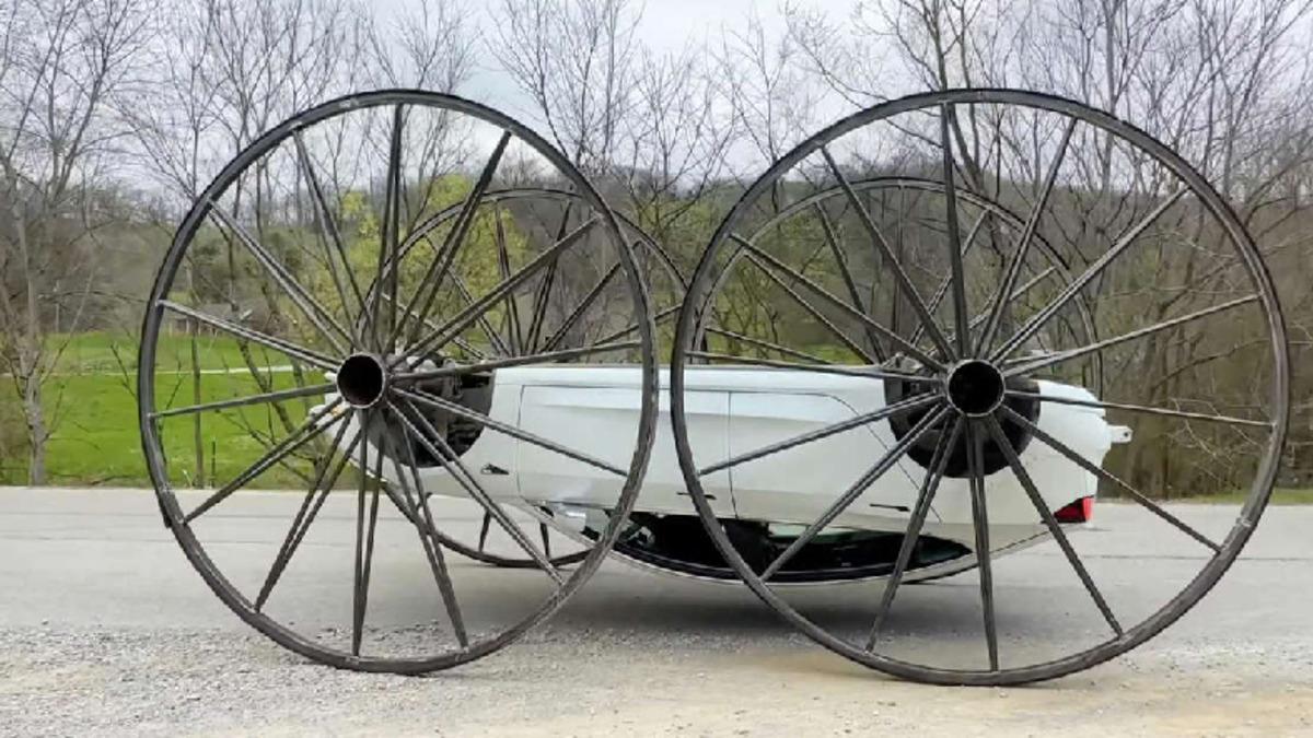 Bir YouTuber, Tam Üç Metrelik Tekerleklerin Yardımıyla Ters Gidebilen Tesla Model 3 Yaptı [Video]