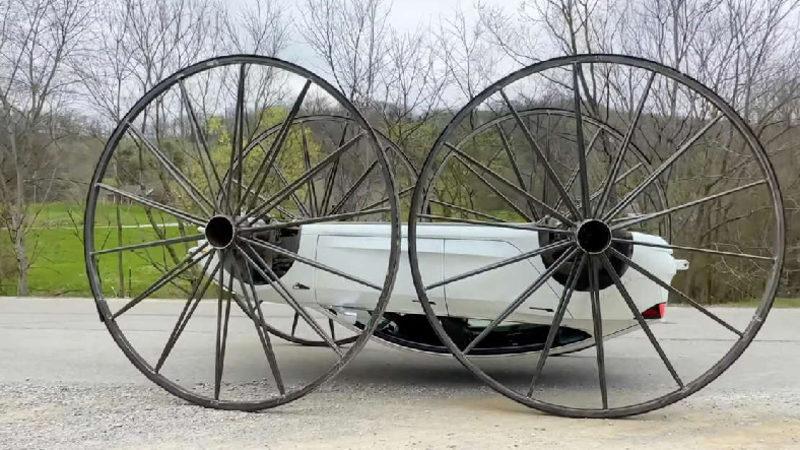 Bir YouTuber, Tam Üç Metrelik Tekerleklerin Yardımıyla Ters Gidebilen Tesla Model 3 Yaptı [Video]