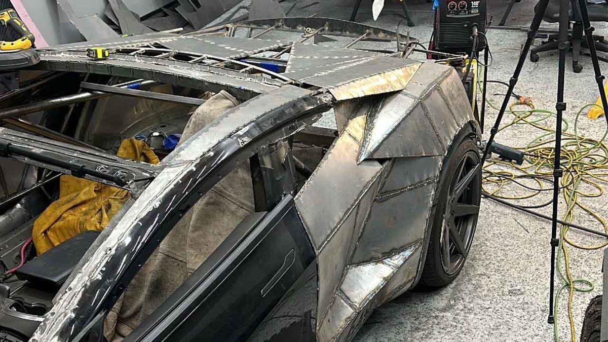 Bir YouTuber, Tesla Model 3 ve Model S Parçalarını Birleştirip Kendine Özel Tesla Yapıyor! [Video]