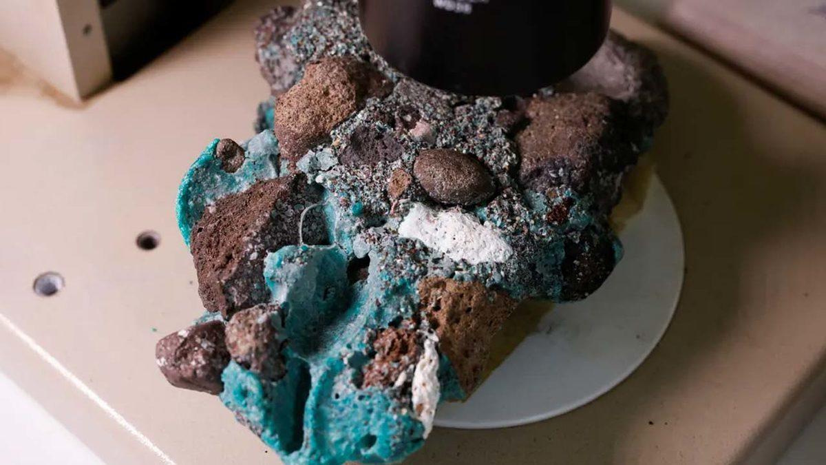 Tek Bir İnsanın Bile Yaşamadığı Adada ’Plastikten Kayalar’ Bulundu