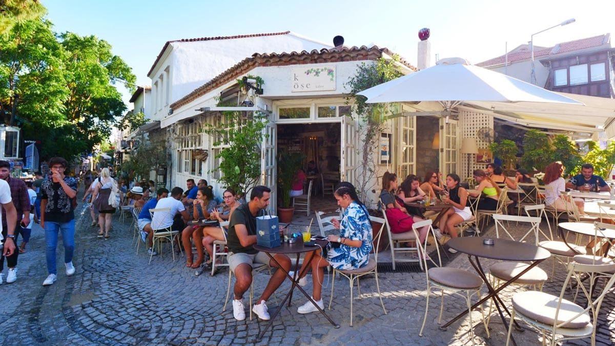 Siyasetçilerin Giyim Tercihlerinin Arkasında Yatan Bilimsel Sebepler: Hangi Renk Giysiler Hangi Mesajı Veriyor?