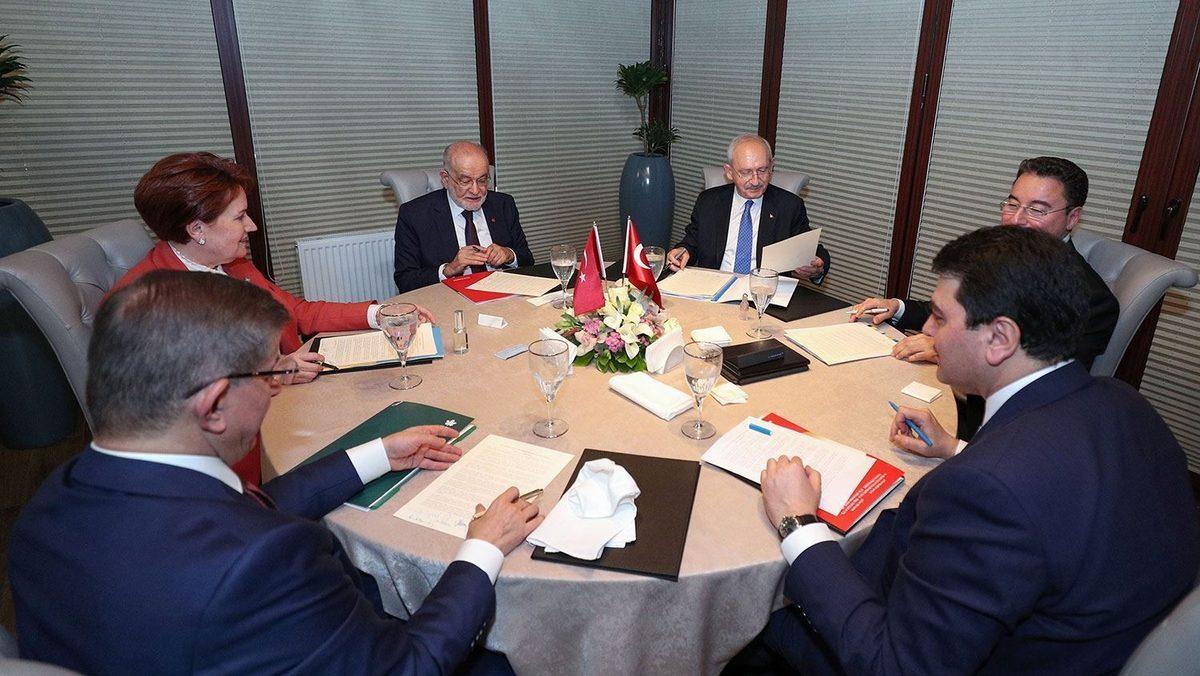 Siyasetçilerin Giyim Tercihlerinin Arkasında Yatan Bilimsel Sebepler: Hangi Renk Giysiler Hangi Mesajı Veriyor?