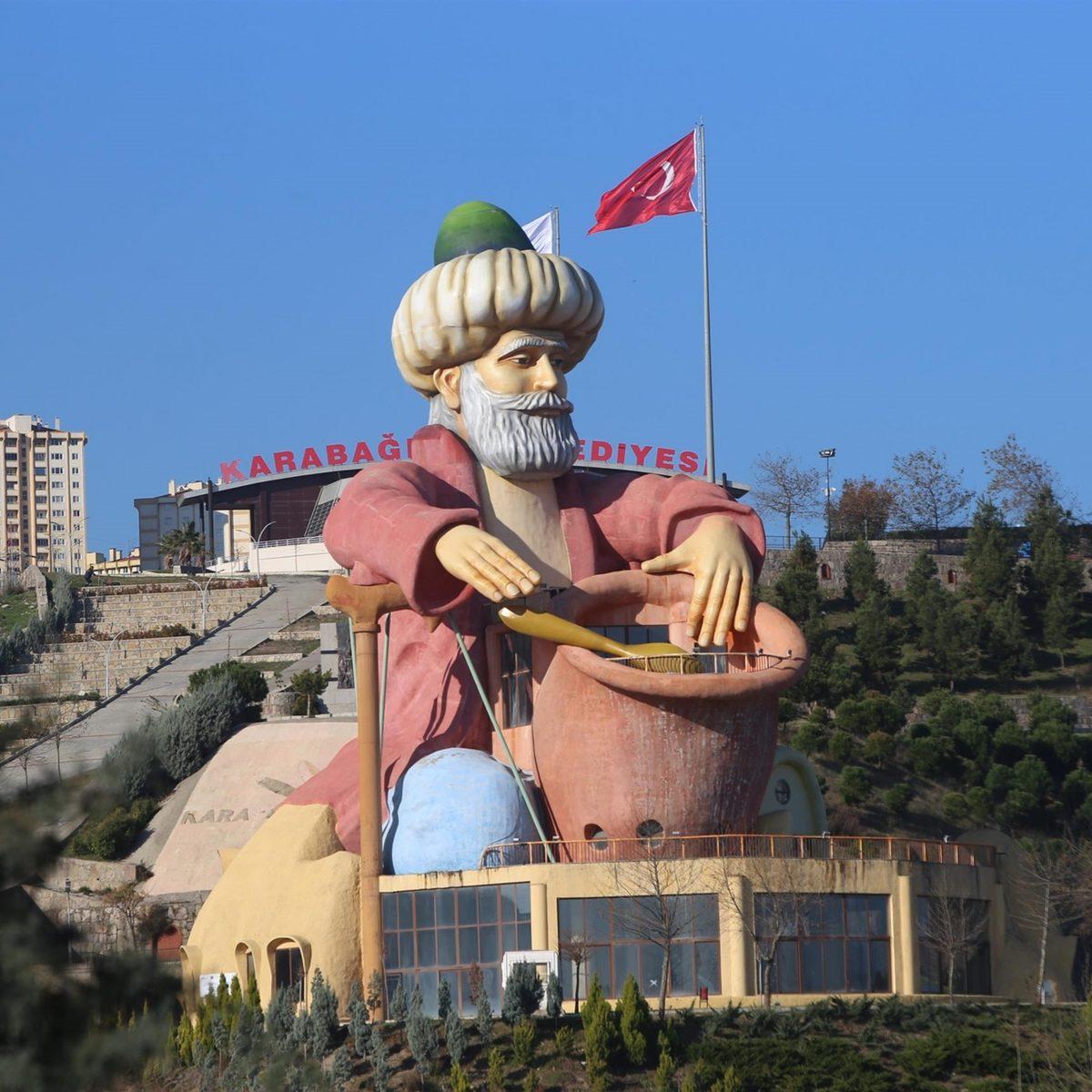 Türkiye’deki Göz Kanatan Şehir Heykellerini Yapay Zekâ ile Yeniledik: Sanat Desen Var...