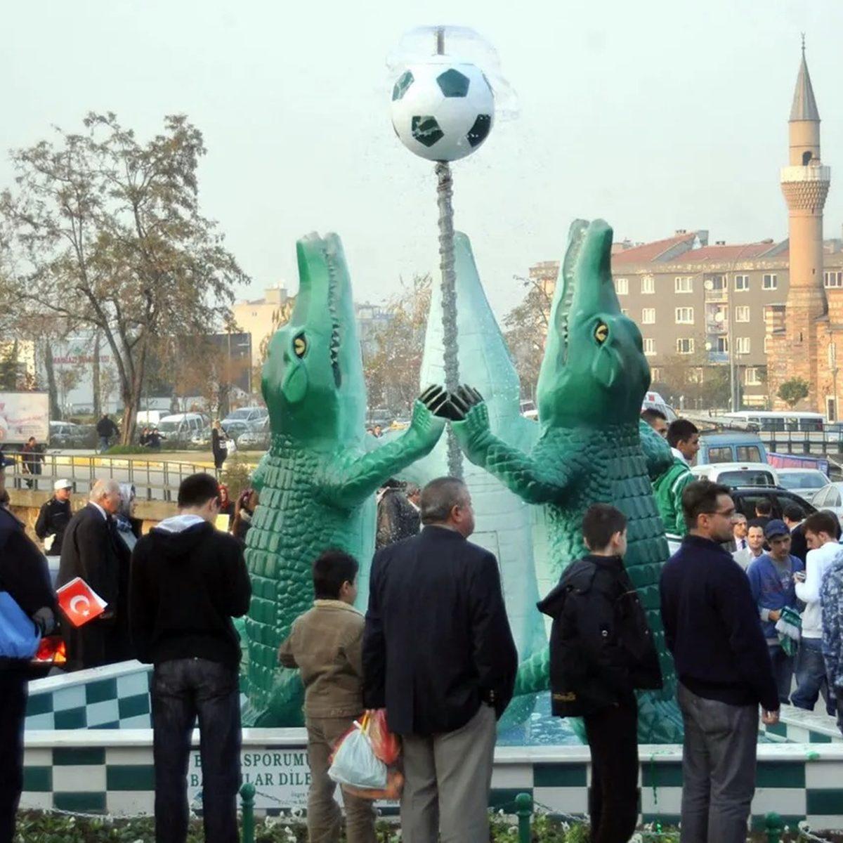 Türkiye’deki Göz Kanatan Şehir Heykellerini Yapay Zekâ ile Yeniledik: Sanat Desen Var...