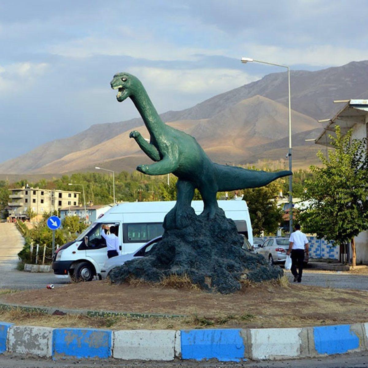 Türkiye’deki Göz Kanatan Şehir Heykellerini Yapay Zekâ ile Yeniledik: Sanat Desen Var...