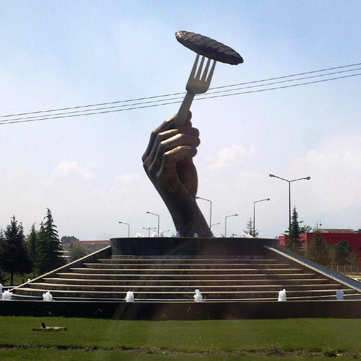 Türkiye’deki Göz Kanatan Şehir Heykellerini Yapay Zekâ ile Yeniledik: Sanat Desen Var...