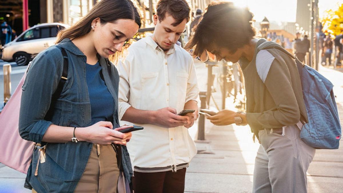 Adobe’nin Yeni Yapay Zekâ Modeli Firefly, Gümbür Gümbür Geliyor: İçerik Üreticilerinin Hakları da Korunuyor