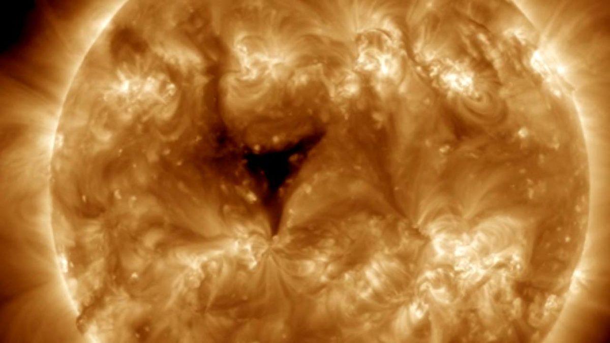 Güneş’te 20 Dünya Büyüklüğünde Delik Gözlemlendi