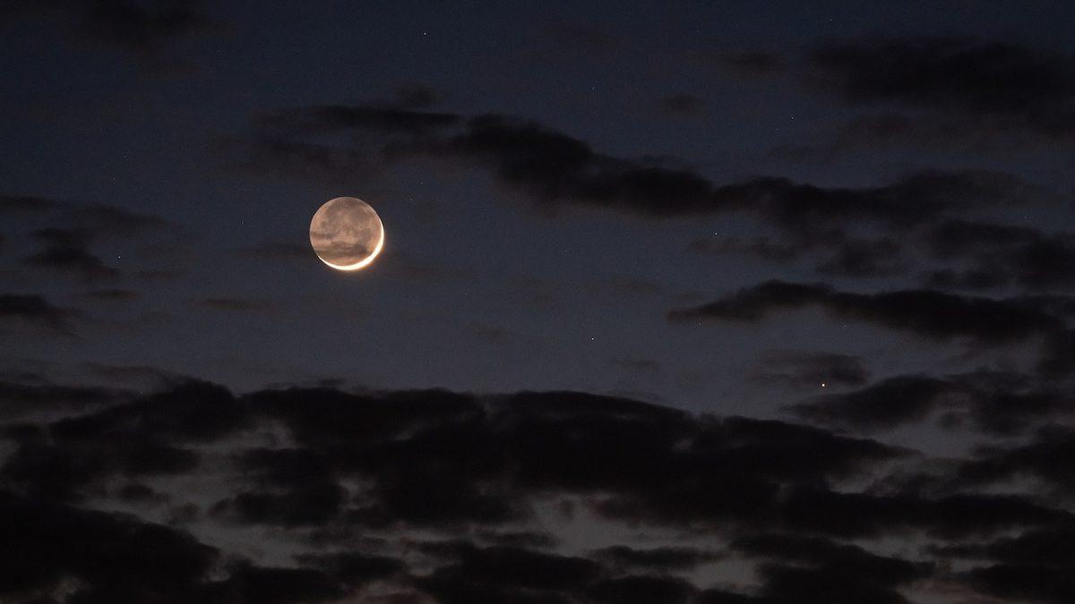Ay Nasıl Oluyor da Bazen Yuvarlak, Bazen de Bir Hilal Gibi Görünüyor? Cevap, Ay’ın Evrelerinde Saklı
