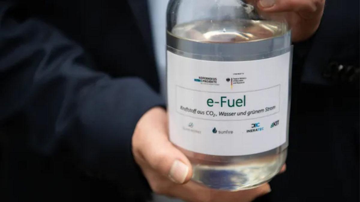 Avrupa’nın ’Benzinli/Dizel Otomobil’ Krizi Çözüldü: Sadece Elektrikli ve e-Yakıtlı Arabalar Satılacak