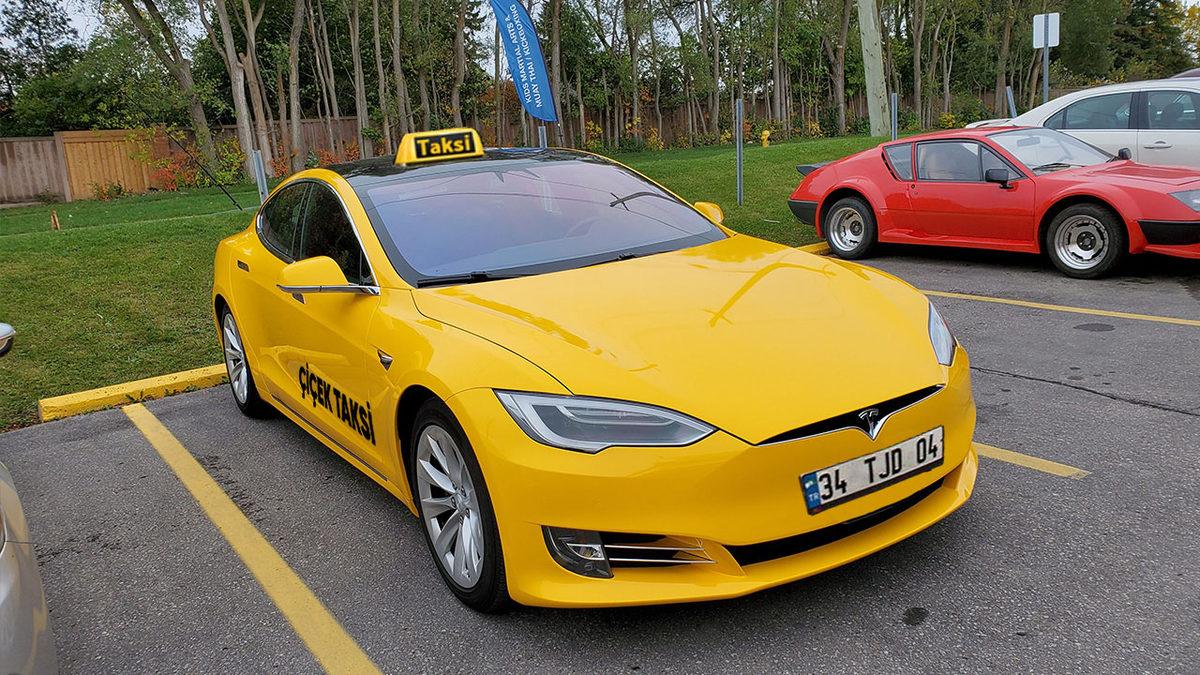 Ülkemizde Satışa Çıkan Tesla’yı Yakında Bu Hallerde Görürseniz Şaşırmayın: Tuğra Çıkartmaları, Düğün Arabası ve Dahası...