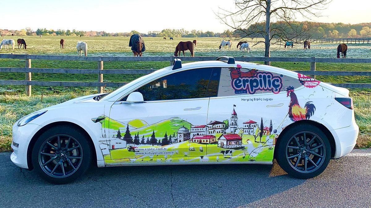 Ülkemizde Satışa Çıkan Tesla’yı Yakında Bu Hallerde Görürseniz Şaşırmayın: Tuğra Çıkartmaları, Düğün Arabası ve Dahası...