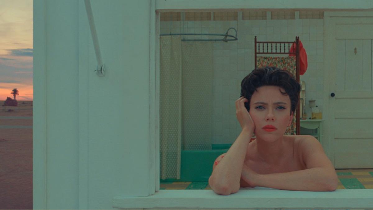 Scarlett Johansson ve Tom Hanks Aynı Filmde! Sinemaseverleri Kendisine Aşık Edecek Asteroid City’den İlk Fragman Geldi [Video]