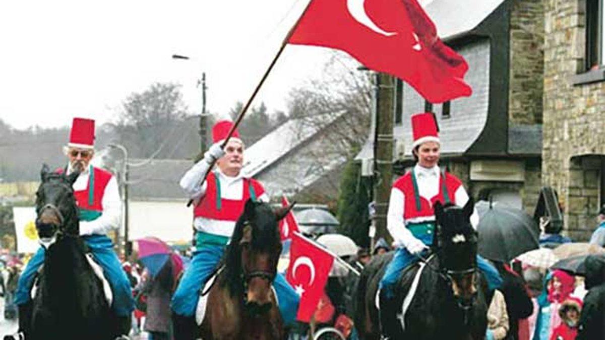 İtalya’daki Bu Köyde Türkler Yaşamamasına Rağmen Neden Pek Çok Yerde Türk Bayrakları Asılı?