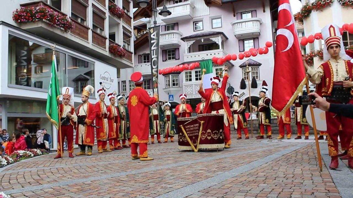 İtalya’daki Bu Köyde Türkler Yaşamamasına Rağmen Neden Pek Çok Yerde Türk Bayrakları Asılı?