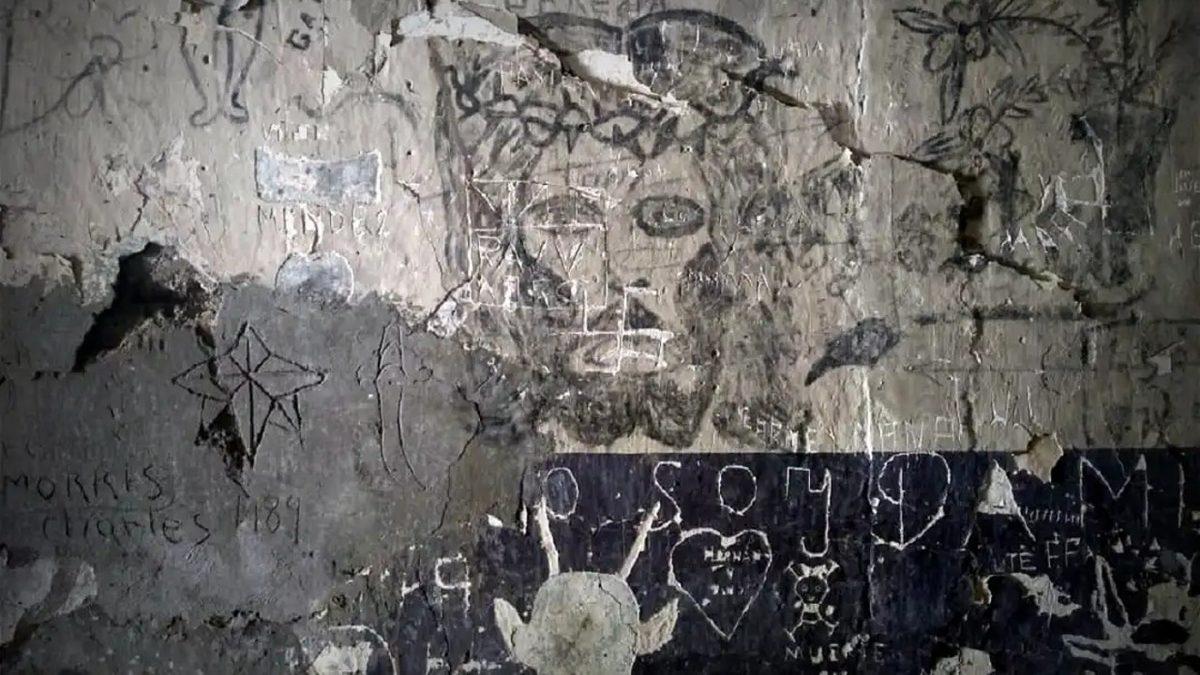 İşkenceleriyle Meşhur Bir Ada Hapishanesinde Mahkûmların Duvarlara Çizdiği Bu Şekiller Ne Anlama Geliyor?