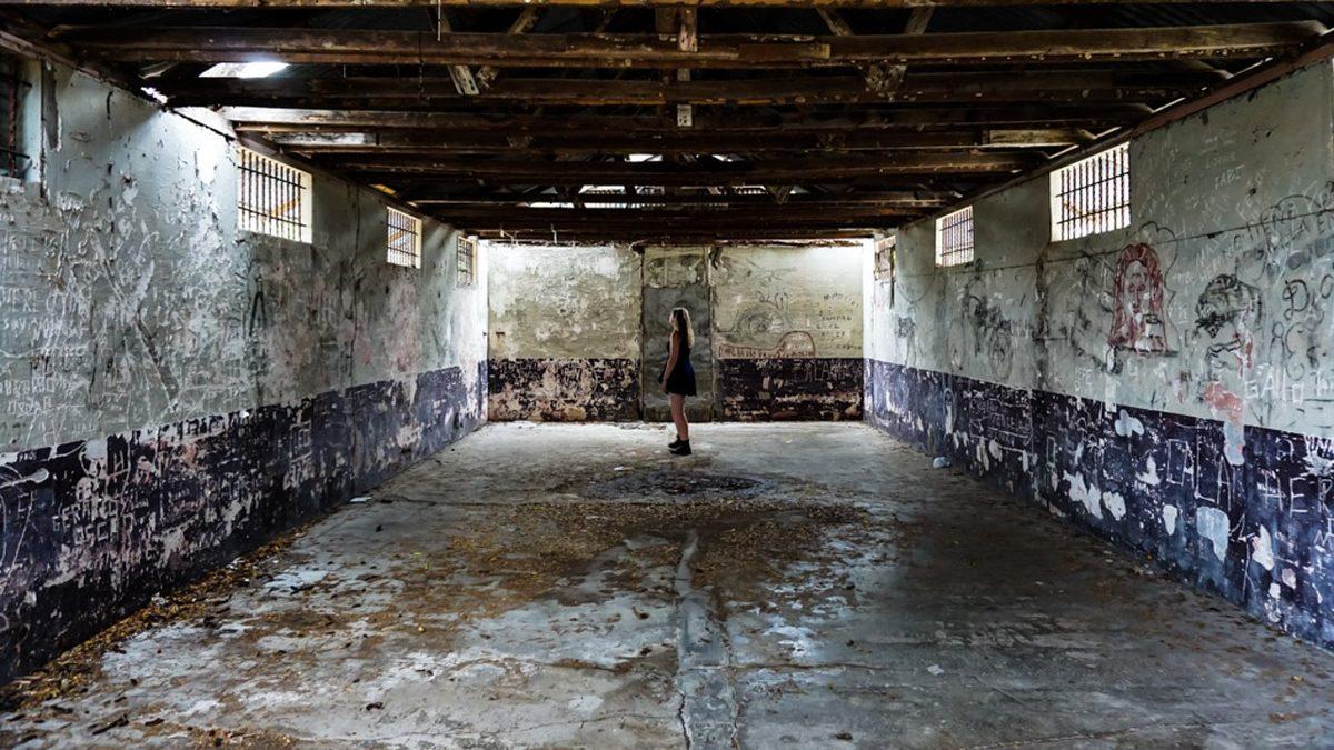 İşkenceleriyle Meşhur Bir Ada Hapishanesinde Mahkûmların Duvarlara Çizdiği Bu Şekiller Ne Anlama Geliyor?