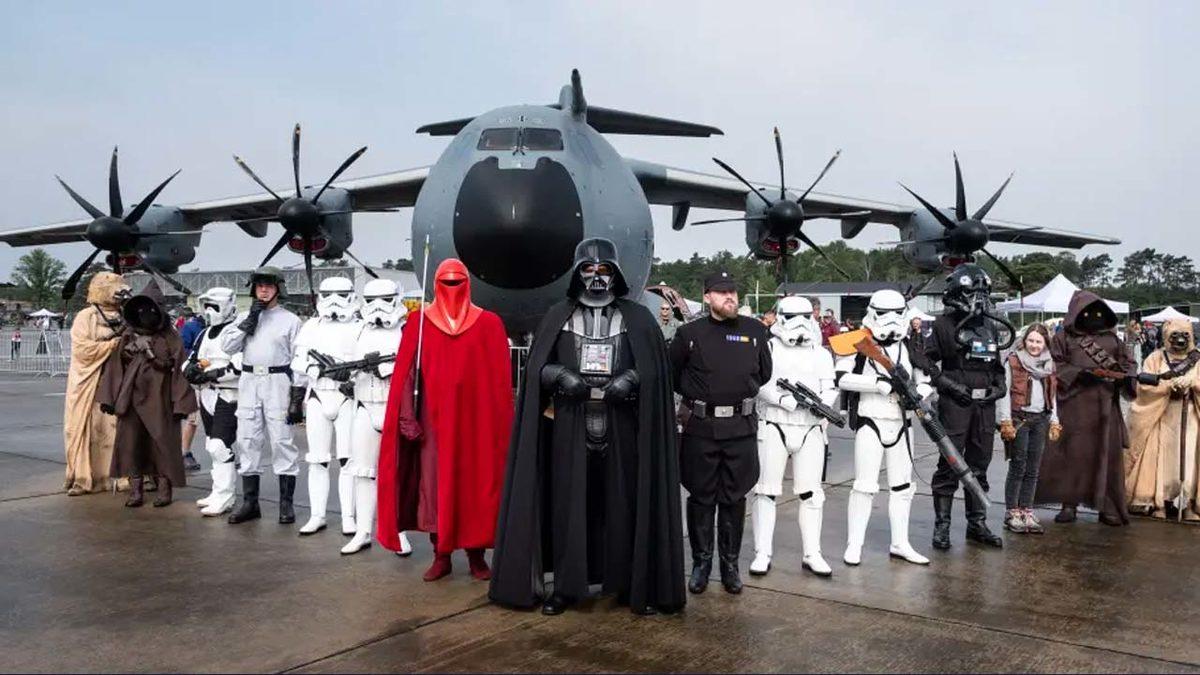 Almanya Uzay Komutanlığı’ndan Süpermarket Açılışı Gibi ‘Star Wars Temalı’ Tören [Video]