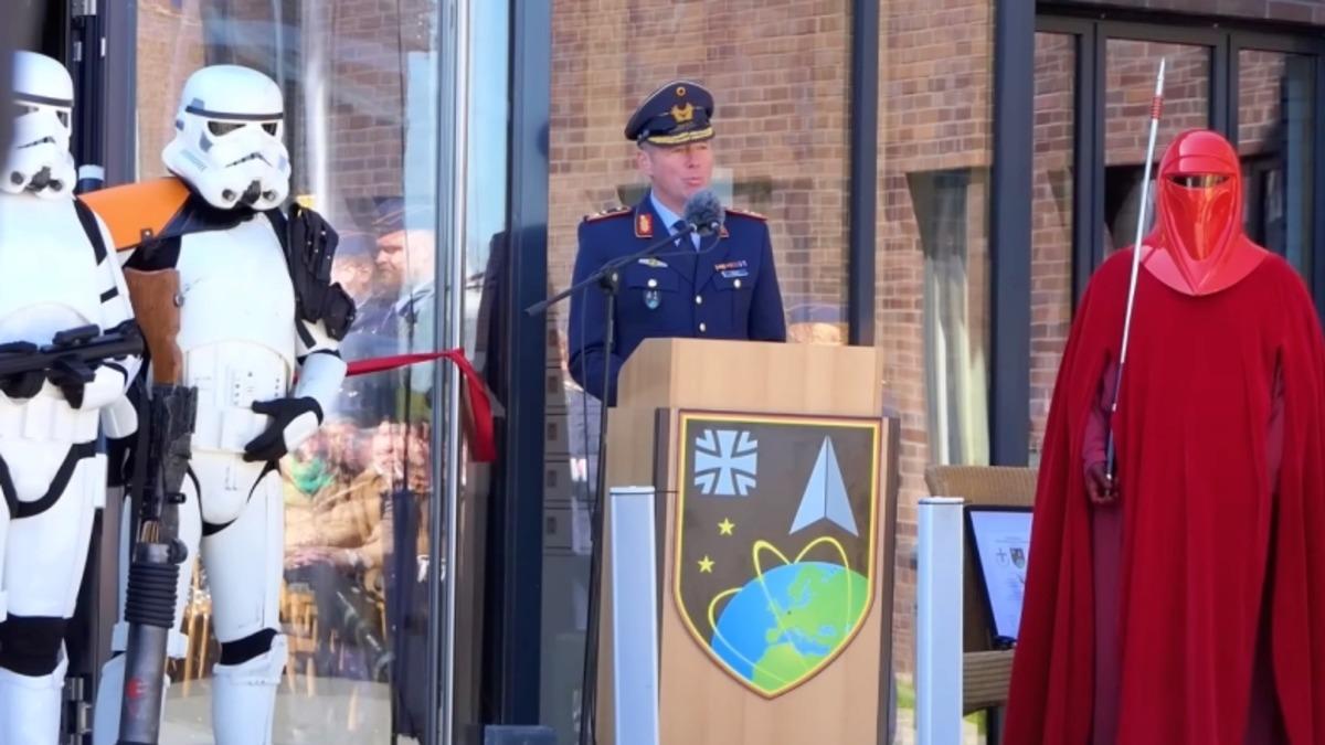 Almanya Uzay Komutanlığı’ndan Süpermarket Açılışı Gibi ‘Star Wars Temalı’ Tören [Video]