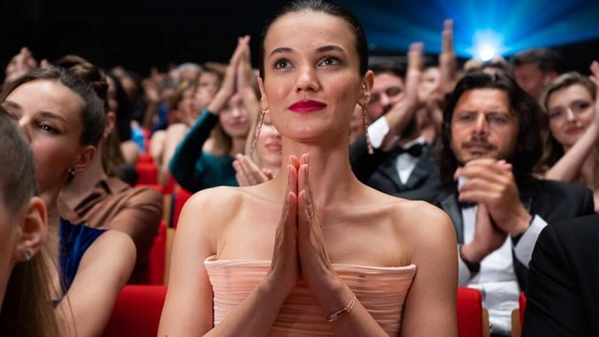 Başrolde Pınar Deniz ve Uraz Kaygılaroğlu Olan Disney+ Dizisi Aktris’in İlk Fragmanı Yayınlandı