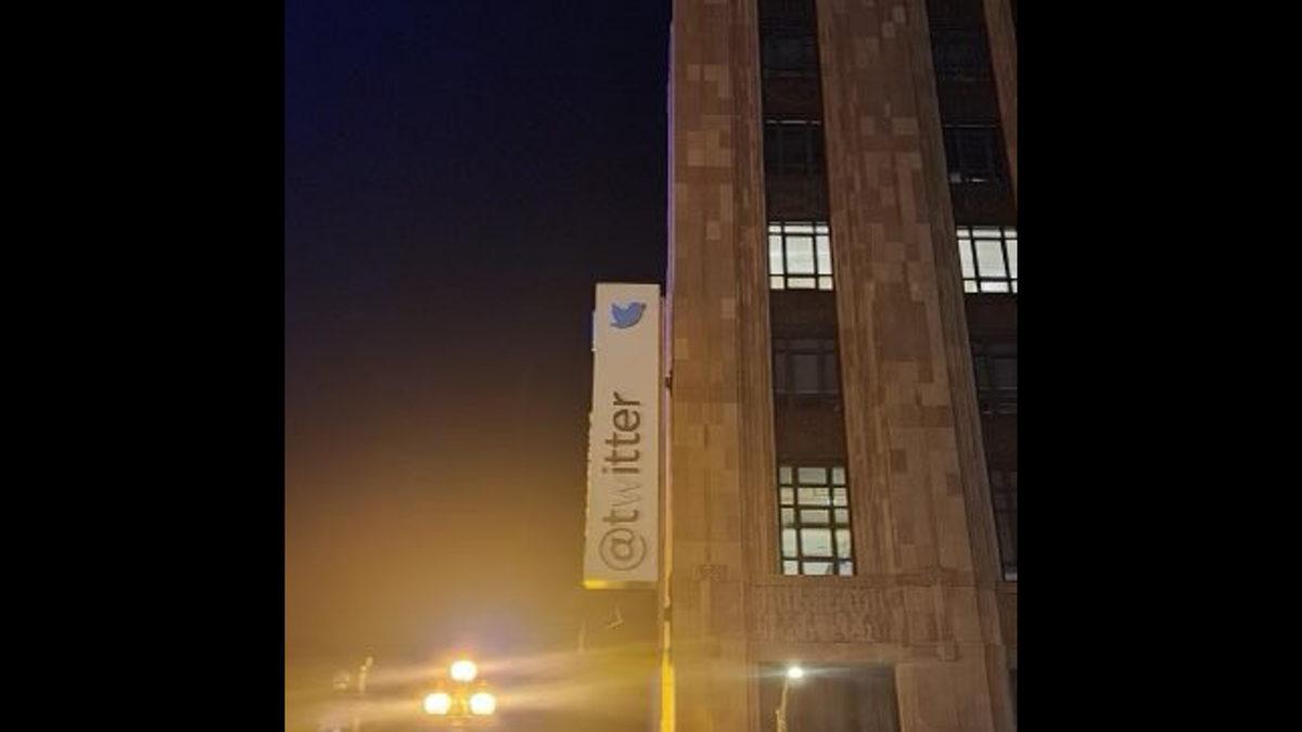 Elon Musk, Twitter’ın Genel Merkezinde Şirketin Adını Değiştirdi: Platformdaki İsmini de Durduk Yere 