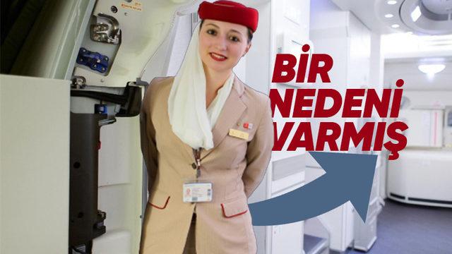 Hostesler Uçakta Yolcu Karşılarken Ellerini Neden Arkada Tutar?