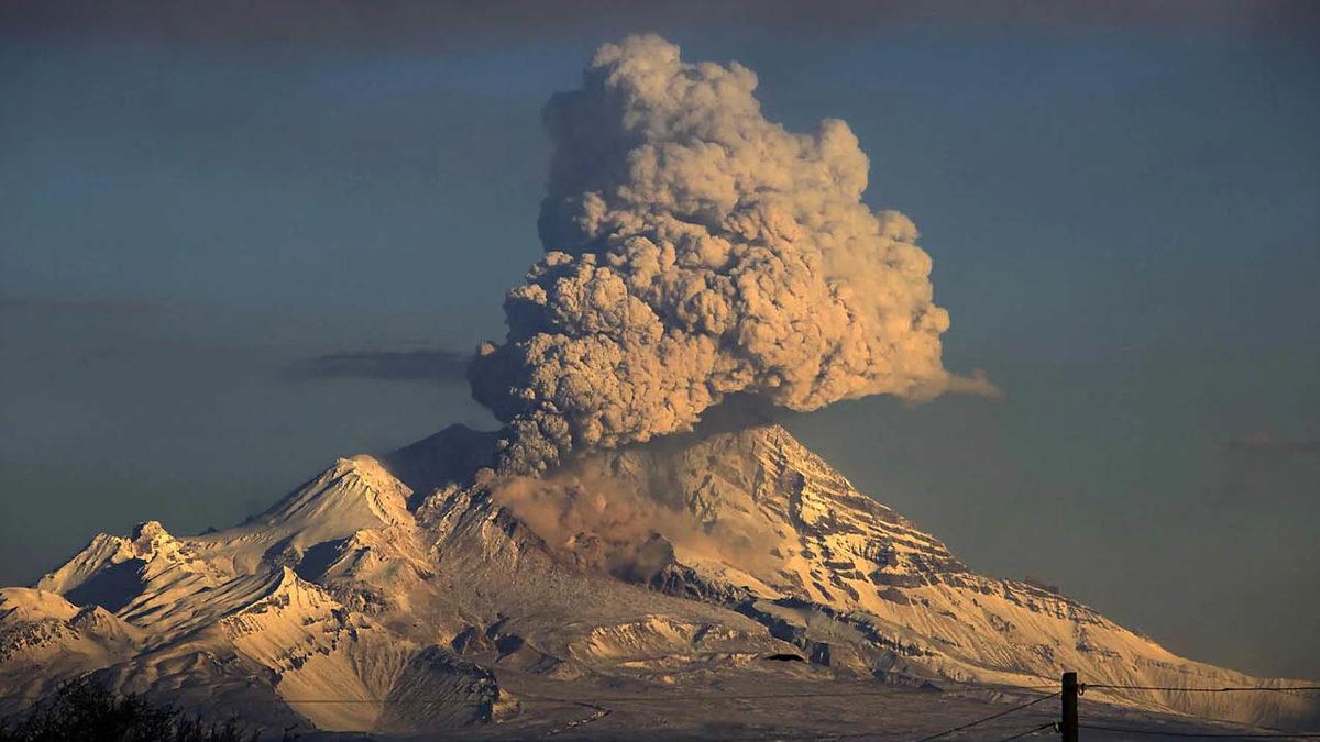 Rusya’da Yanardağ Patladı: 8-10 Santimetrelik Kül Tabakası Oluştu [Video]