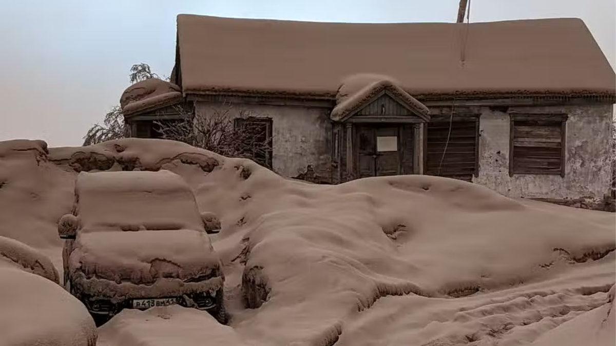 Rusya’da Yanardağ Patladı: 8-10 Santimetrelik Kül Tabakası Oluştu [Video]