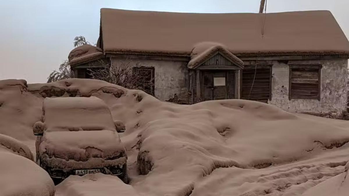 Rusya’da Yanardağ Patladı: 8-10 Santimetrelik Kül Tabakası Oluştu [Video]