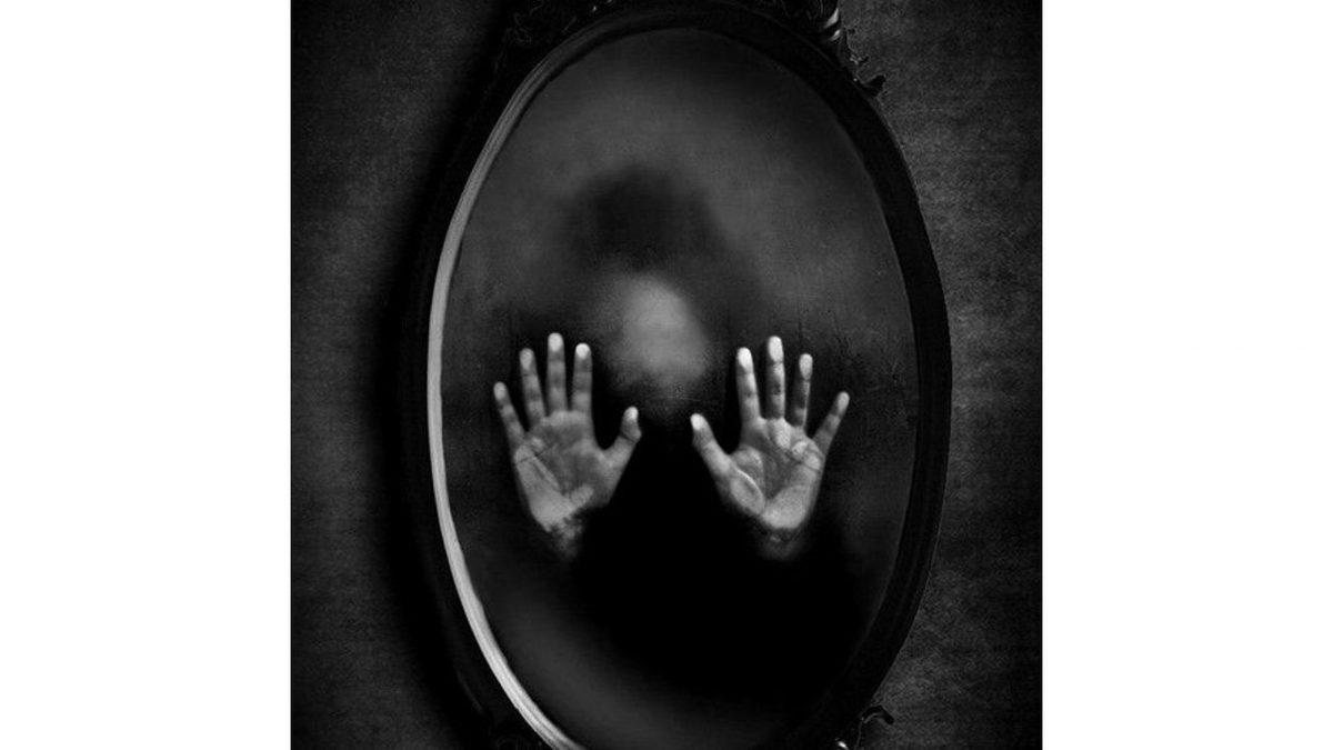 Aynaya Bakınca Kendisini Canavar Gibi Gören İnsanların Yaşadığı Ürkütücü Psikolojik Rahatsızlık