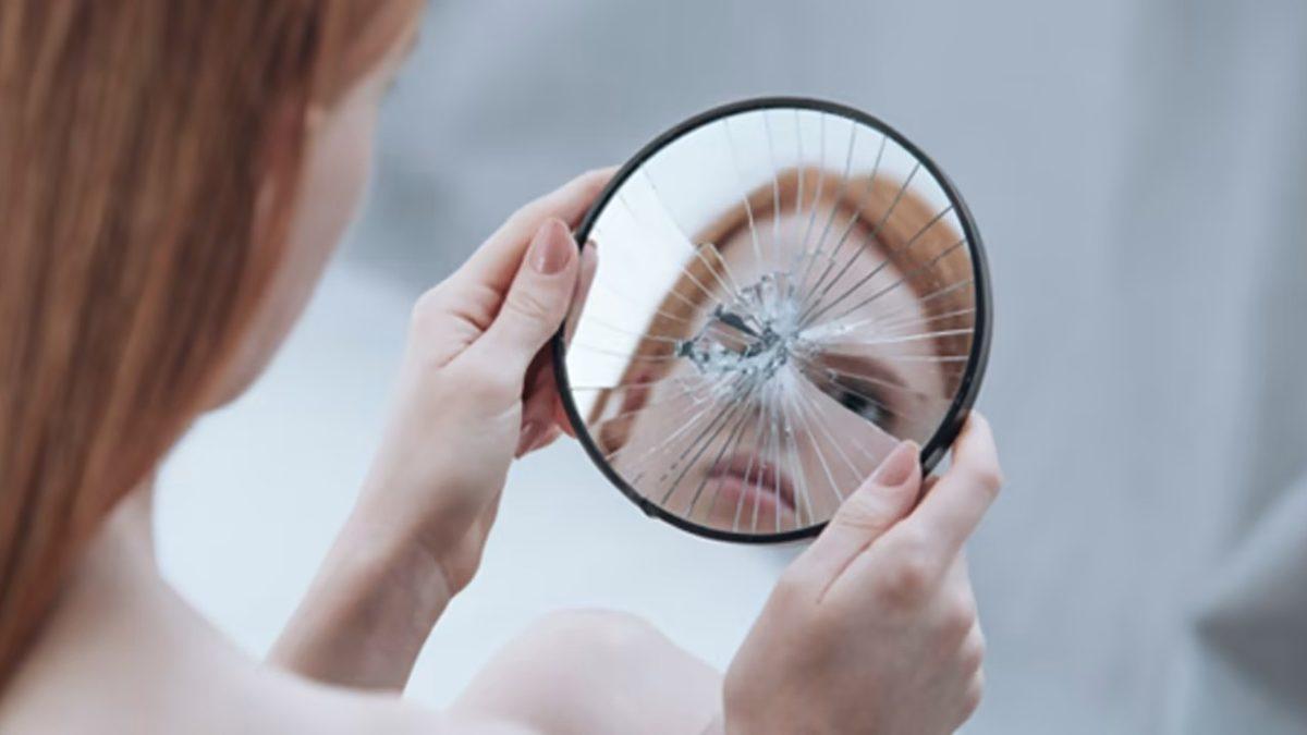 Aynaya Bakınca Kendisini Canavar Gibi Gören İnsanların Yaşadığı Ürkütücü Psikolojik Rahatsızlık