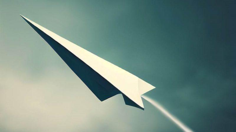 Kağıttan Uçak Rekoru Kırıldı (10 Kere Fırlatsak Toplamda O Kadar Uzağa Gitmez)