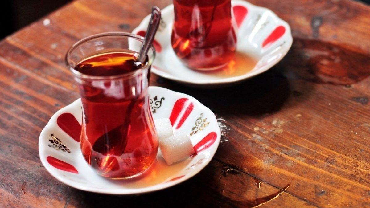 Milli Çay Tabağımızın Üzerindeki Renk ve Motifler Aslında Neyi İfade Ediyor?